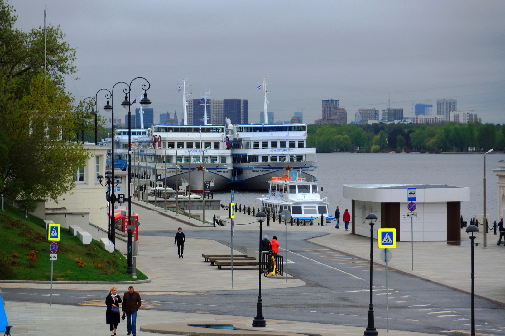 Веб рек. Речной вокзал Барнаул. Речной вокзал Барнаул фото. На камере по реке.