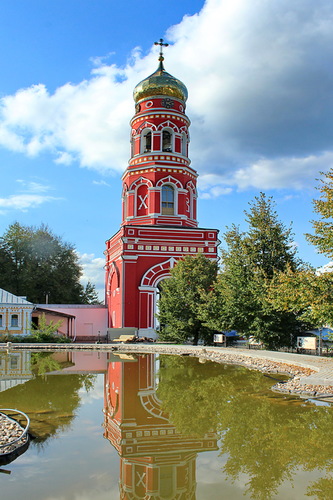 колокольня в монастыре Давидова пустынь,с отражением