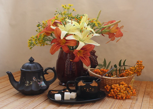 букет цветов,рябина и чашка чая