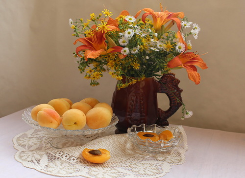 букет цветов и абрикосы