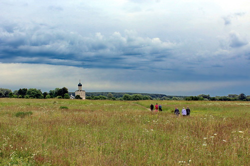 дорога к церкви Покрова на Нерли