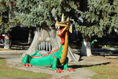 чудовище с драконом в парке санатория "Виктория"