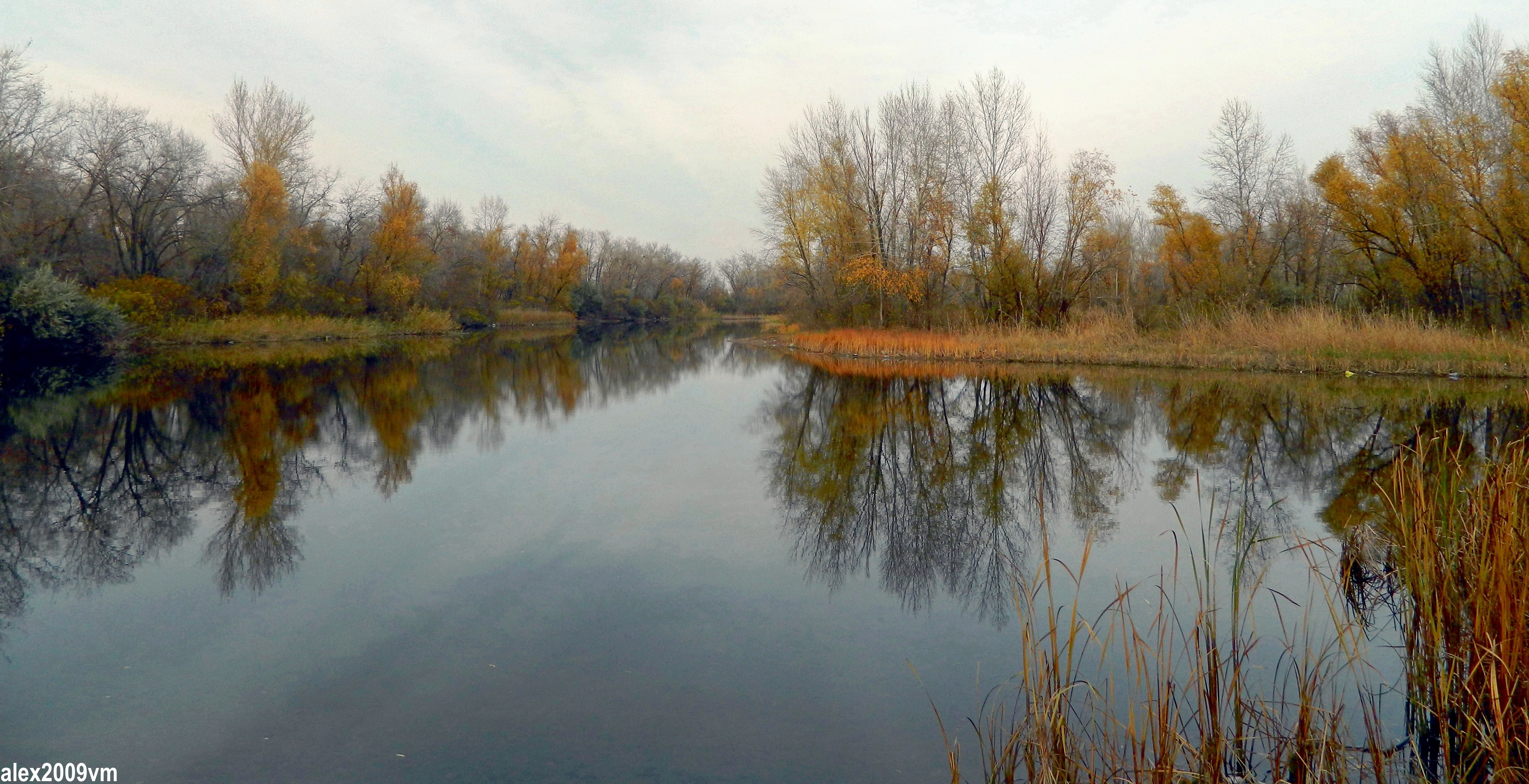 Церковь в отражении озера. Девушка в зеркале. В видном отражение. В видном отражение. В видном отражение.