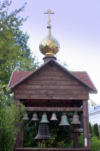 Деревянная звонница Казанского женского монастыря Ярославля.