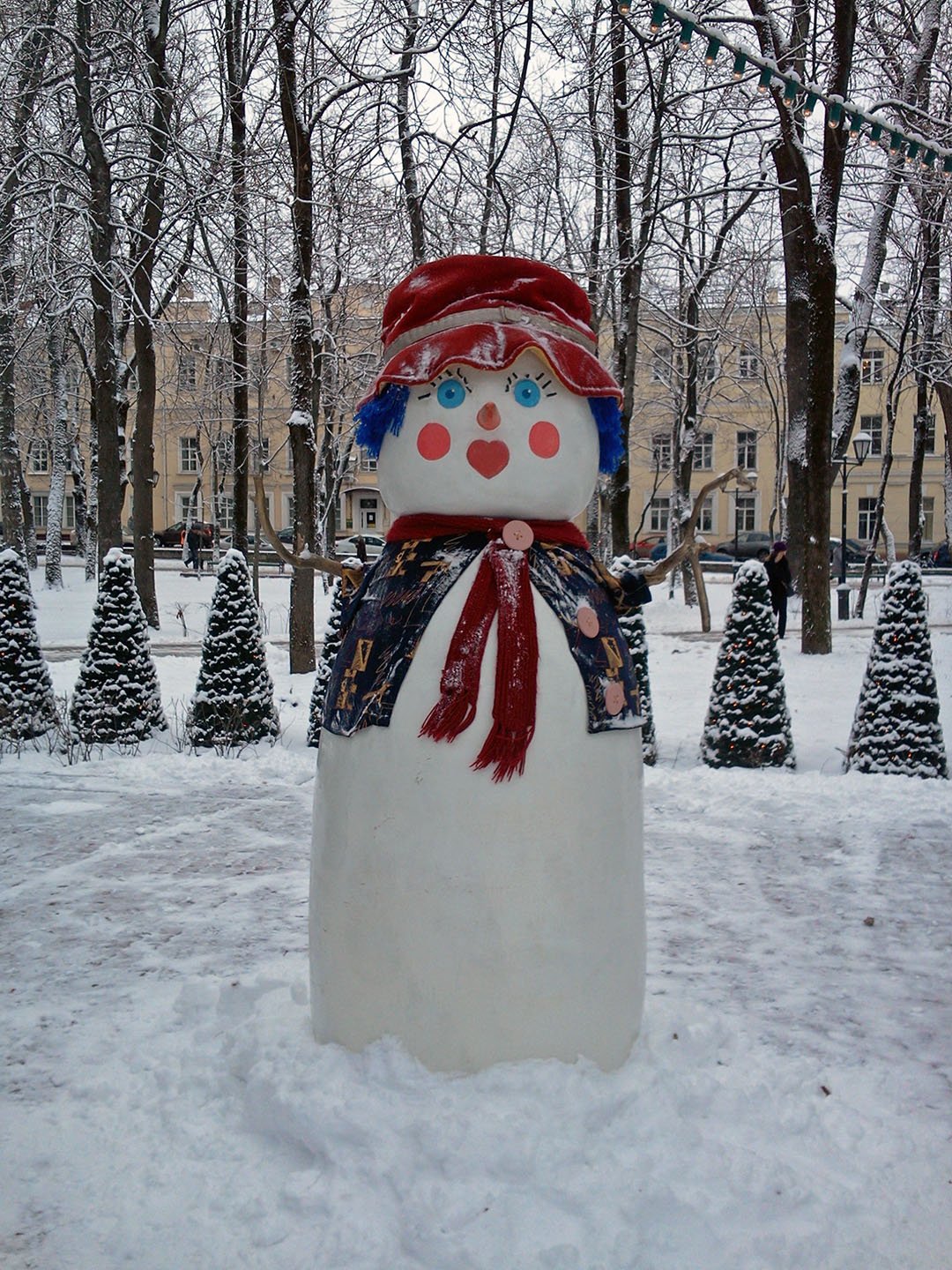 Снежная баба. Снеговик баба. Снежная баба из снега. Снежная баба Снежная очень натура.