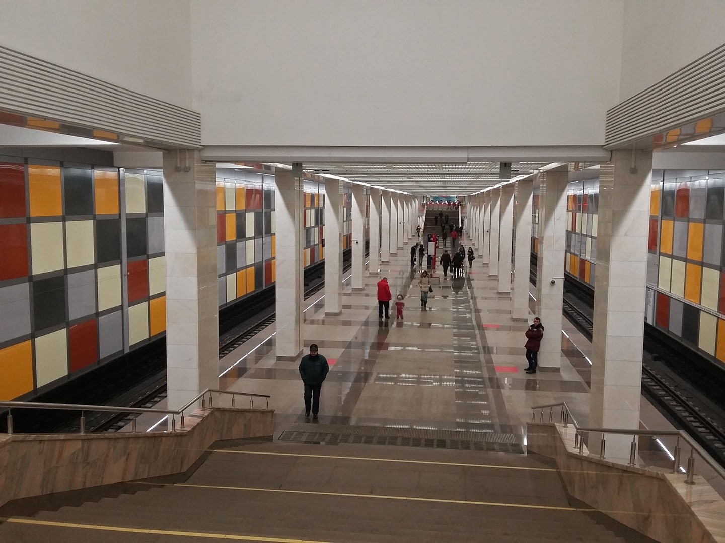 Вход в метро саларьево