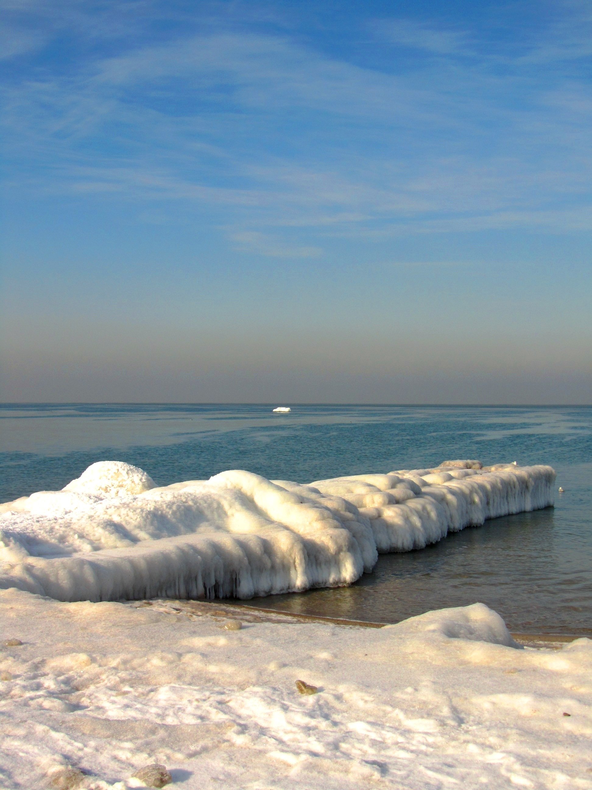 Baltic winter. Балтика зимой фото. Скованные льдом. Зимой Балтика пустынна угрюма на низком горизонте лежит текст. Какие моря 8 10 месяцев в году скованы льдом.