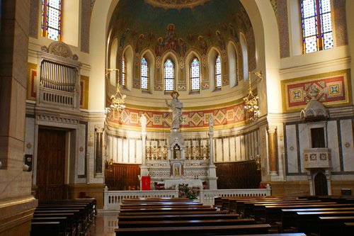 Интерьер церкви Сан Мануэль и Сан Бенито