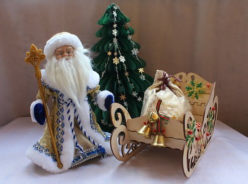 Дед Мороз и его сани с подарками