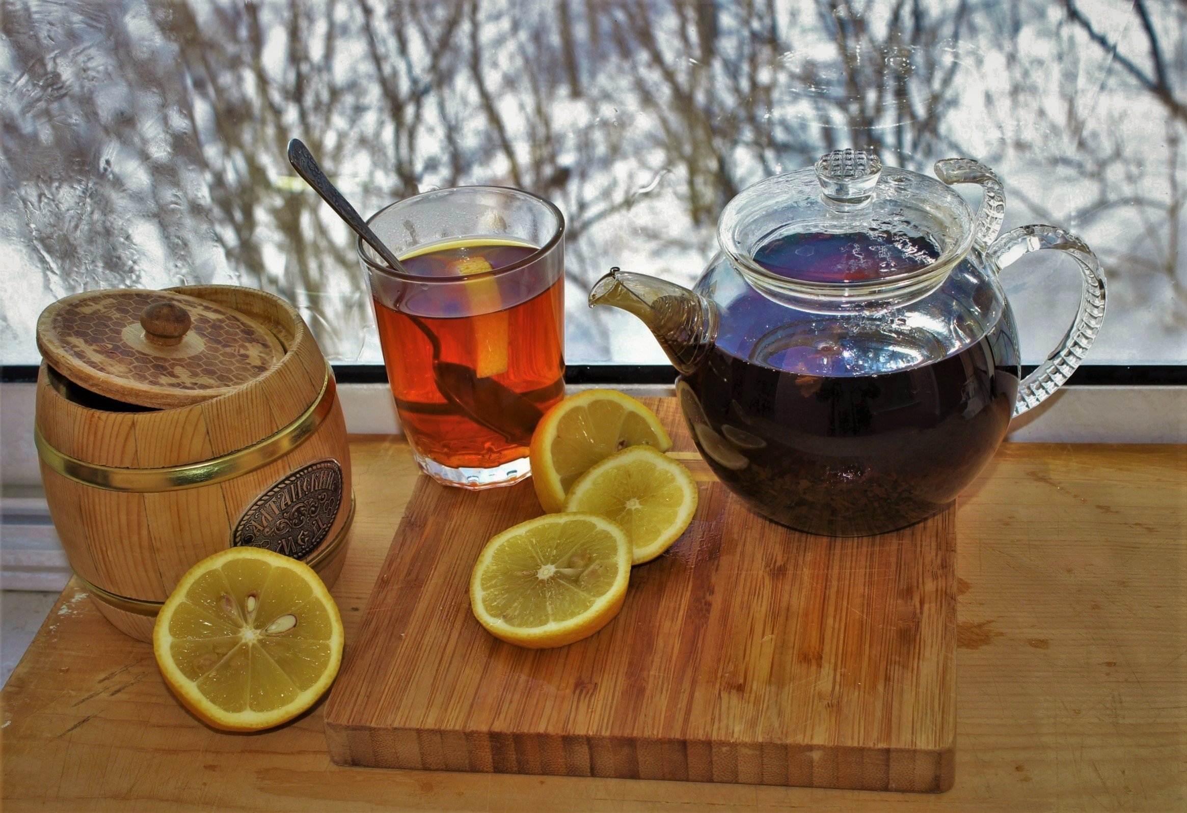 Вкусный чай с лимоном. Чай с лимоном. Чай слимном. Горячий чай с лимоном. Лимон Чой.