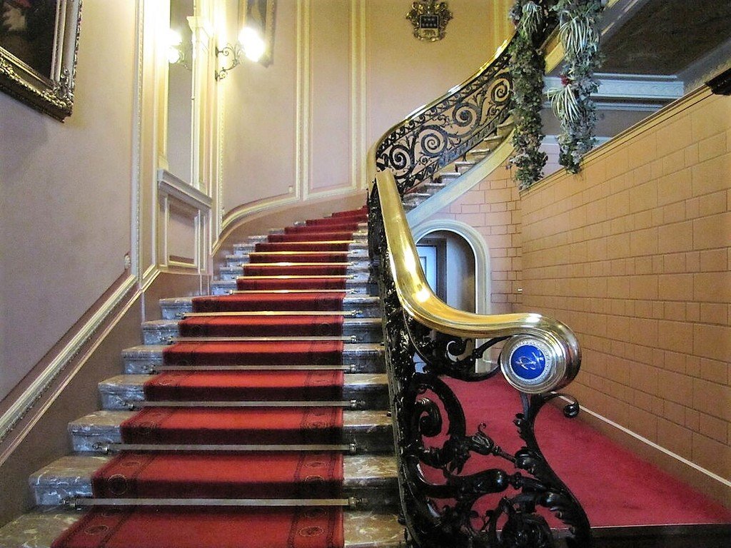 Ступеньки спб. Парадная лестница. Лестница королевы. Демидовская лестница СПБ. Парадные лестницы в Уфе.