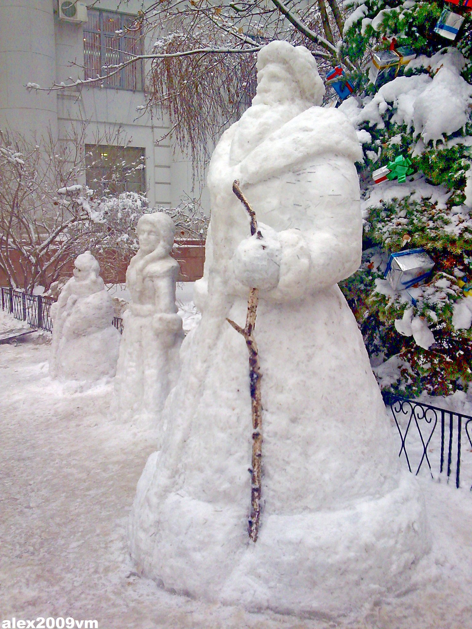 Снег снеговик снегурочка. Фигурки из снега. Снежные фигуры. Снежная фигура Деда Мороза. Снежные фигуры Деда Мороза и Снегурочки.