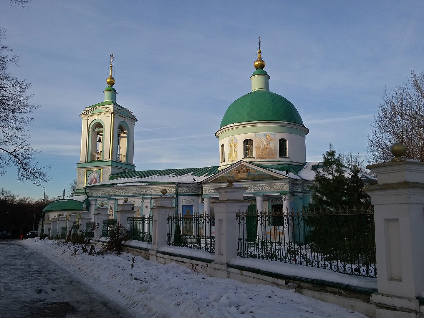 Храм троицы на воробьевых. Храм Живоначальной Троицы на Воробьёвых горах. Храм Живоначальной Троицы в Москве Воробьевы горы. Храм Святой Троицы на Воробьевых горах. Троицкая Церковь Воробьевы горы.