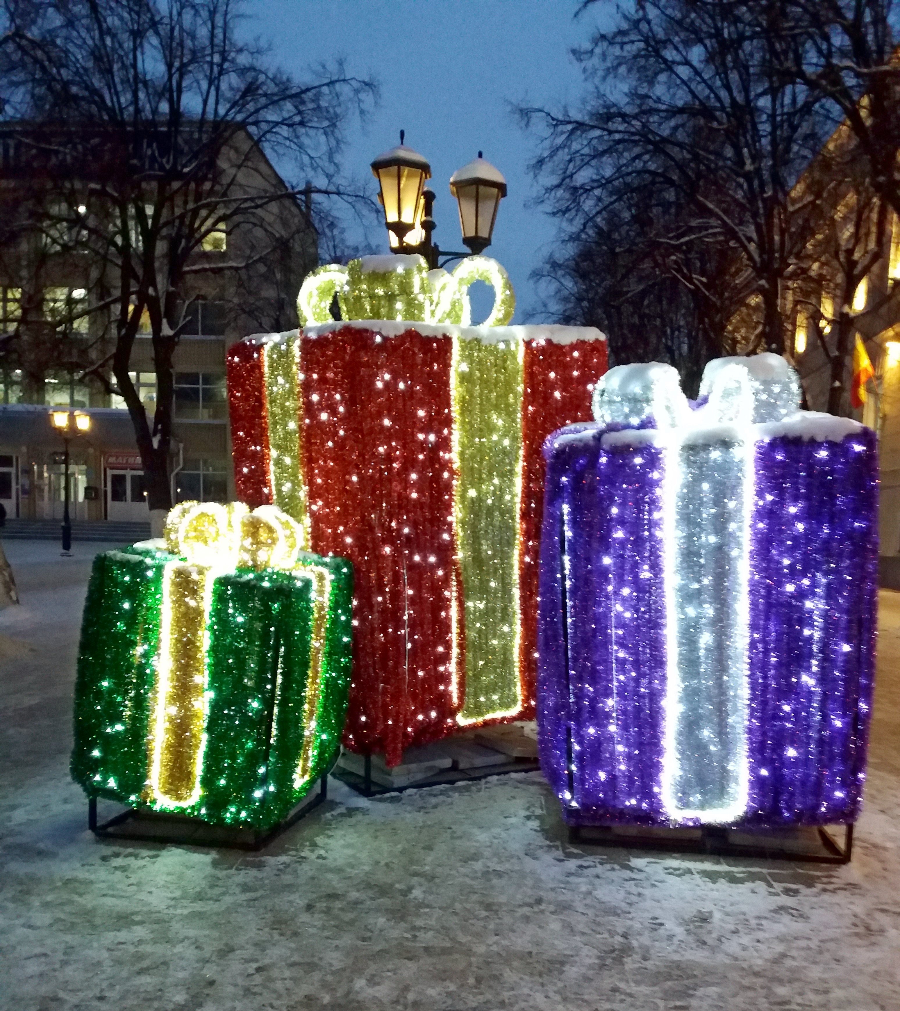 Украшены фигурами. Новогодние уличные украшения. Новогоднее украшение города. Праздничное украшение города. Новогодние украшения для улицы.