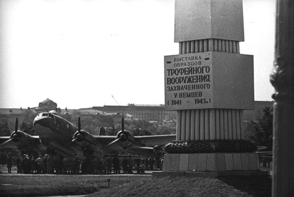 Выставка трофейной техники в москве фото. Выставка трофеев в Москве 1943. Выставка трофейного оружия в парке Горького. Выставка трофейной техники в Москве 1943 год. Выставка трофейного вооружения в парке Горького 1943.