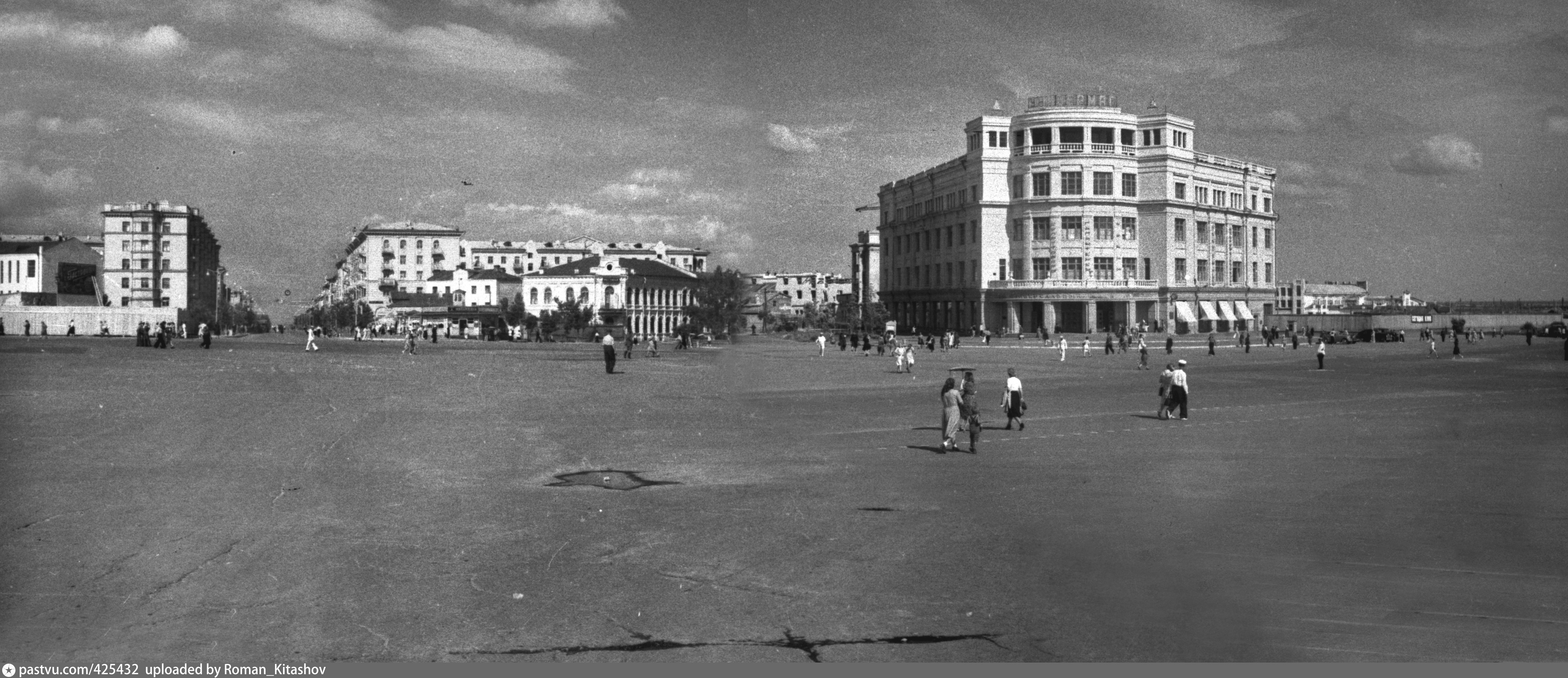 Волгоград 50 годов. Центральный универмаг Сталинград. Центральный универмаг Волгоград до войны. Универмаг до войны Волгоград. Центральный универмаг Сталинград 1965.