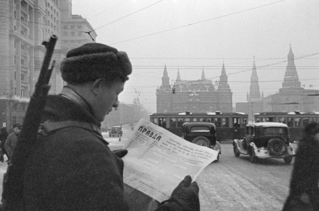 Московский ополченец на Манежной площади читает газету «Правда». 29.11.1941