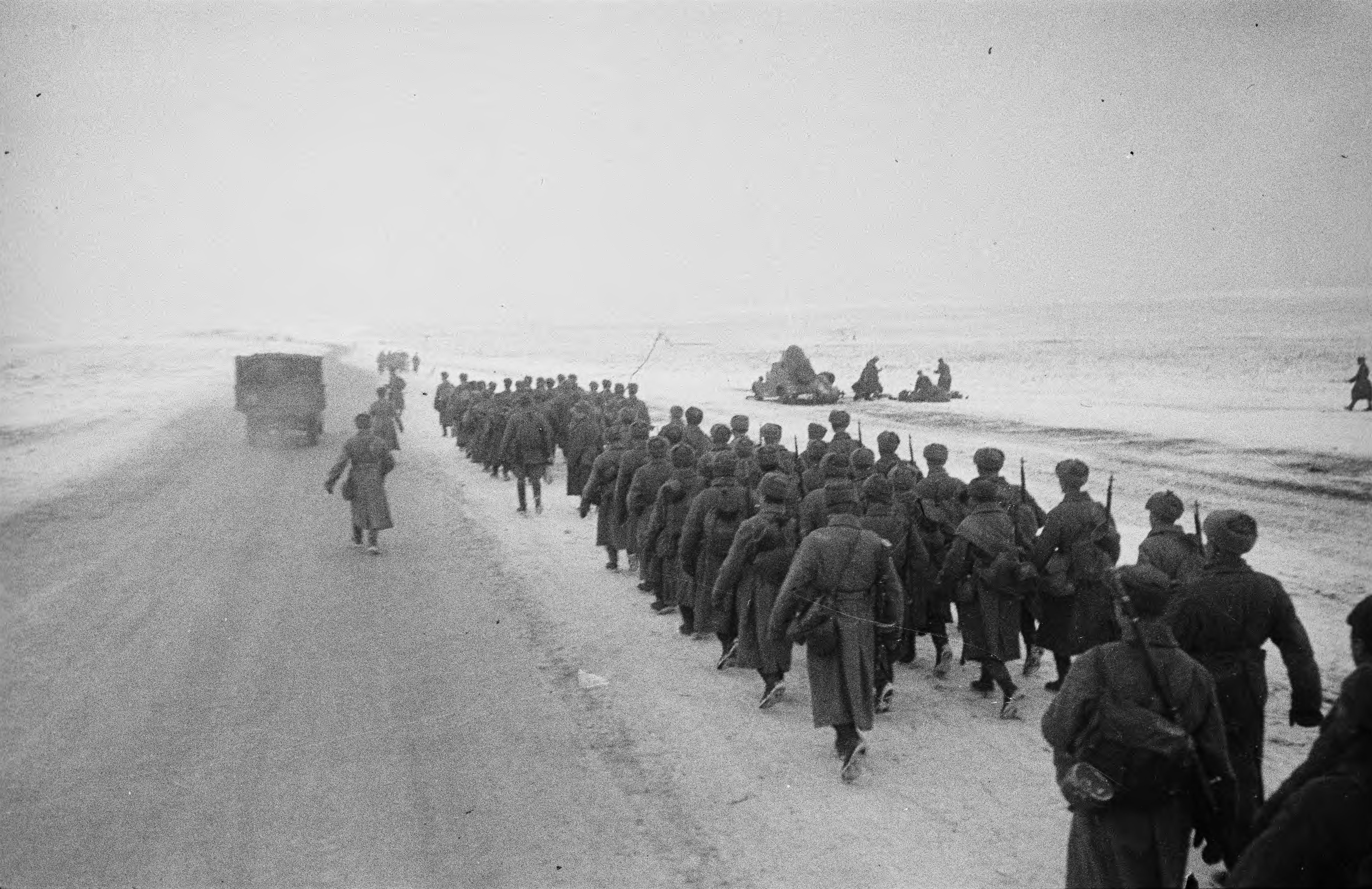 фото идущих военных
