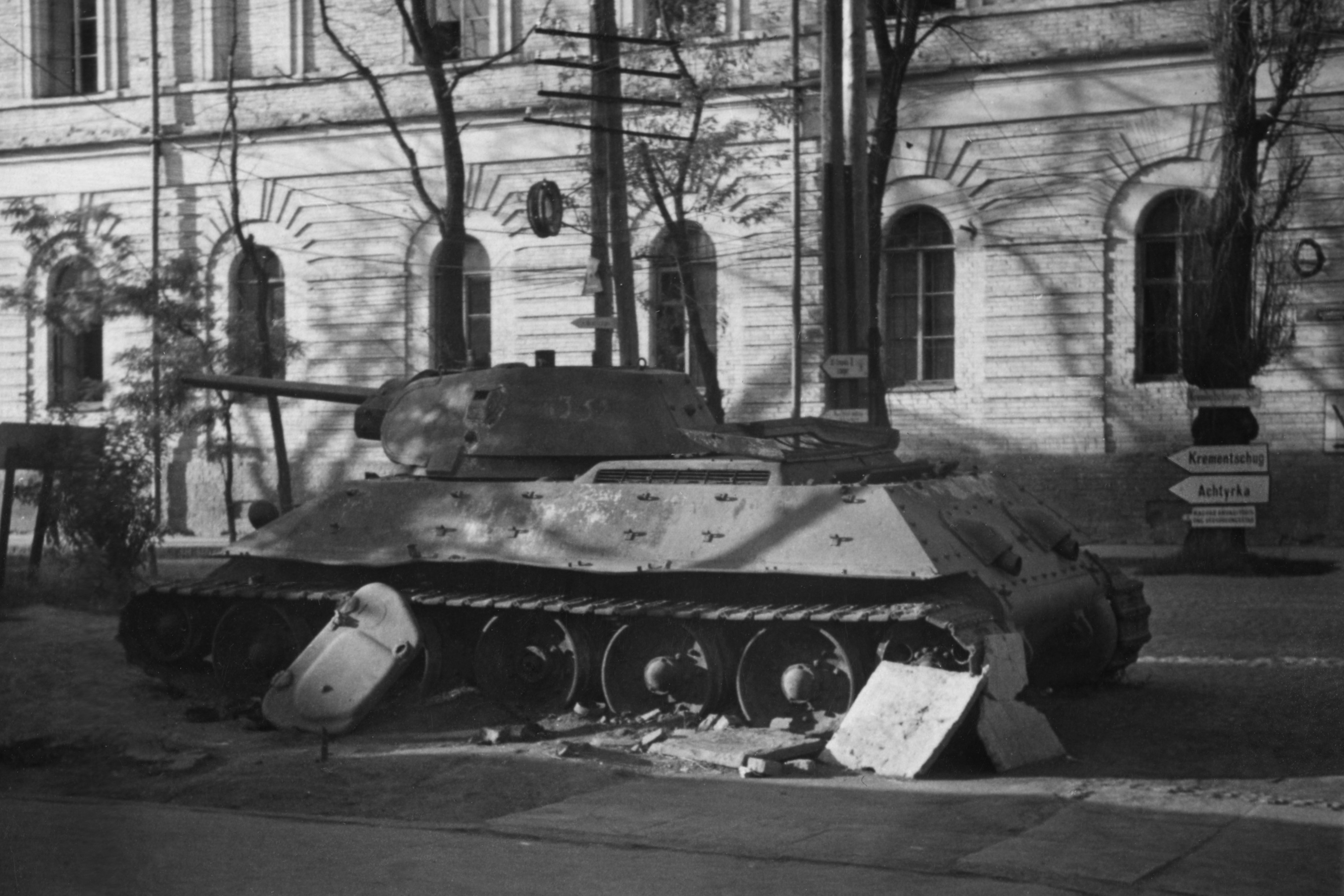 41 г. Танк т-34 Калинин 1941. Т 34 76 В Берлине. Т-34 76 В 1945. Подбитый танк т 34 76.