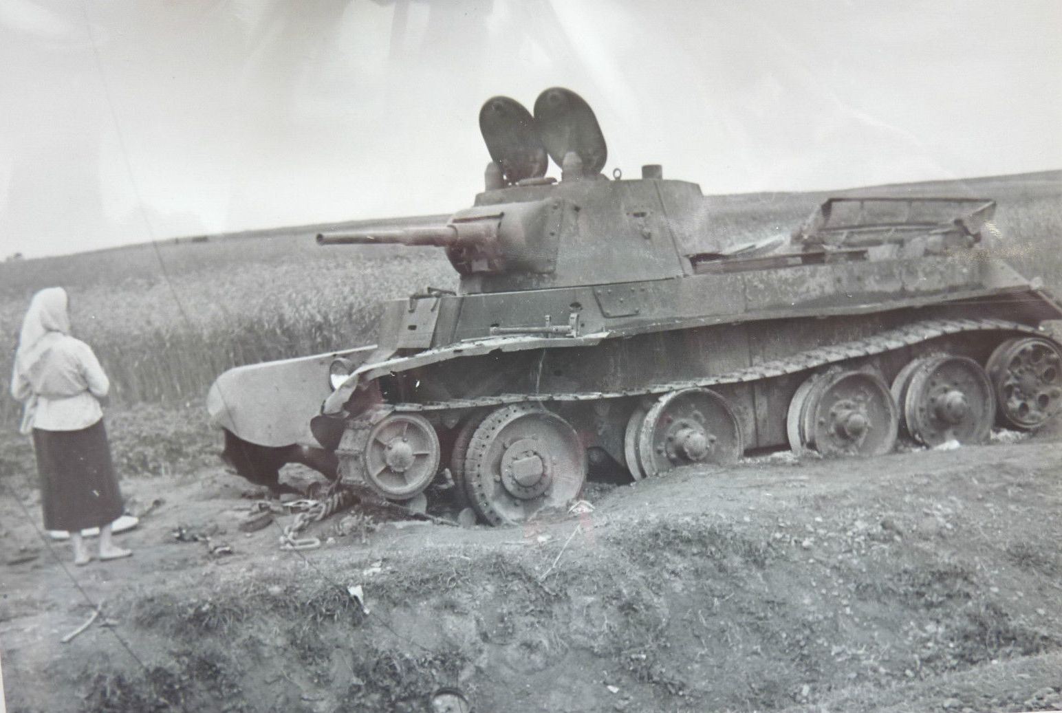 Подбитые советские танки. Подбитые танки т-34 лето 1941. БТ-7 1941. БТ 7 ВОВ. Подбитые немецкие танки лето 1941.