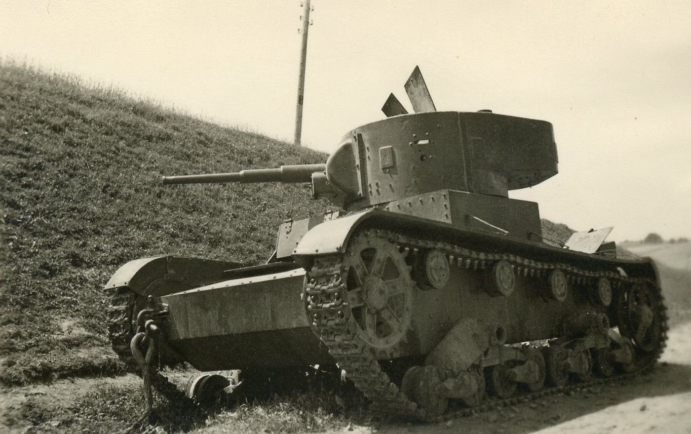 Подбитый танк т-26
