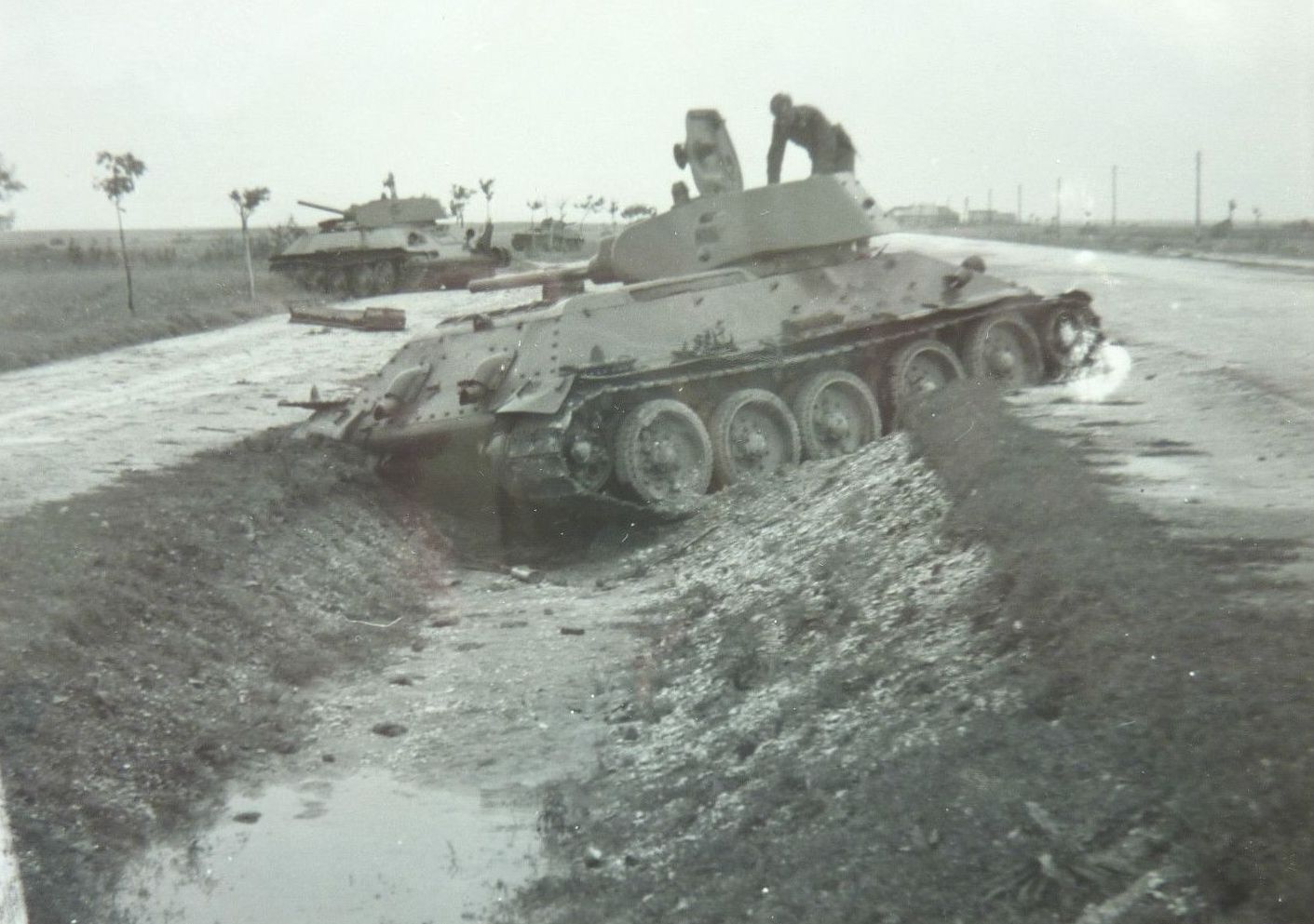 Подбитые советские танки. Подбитые танки т-34 лето 1941. Т-34 летом 1941.