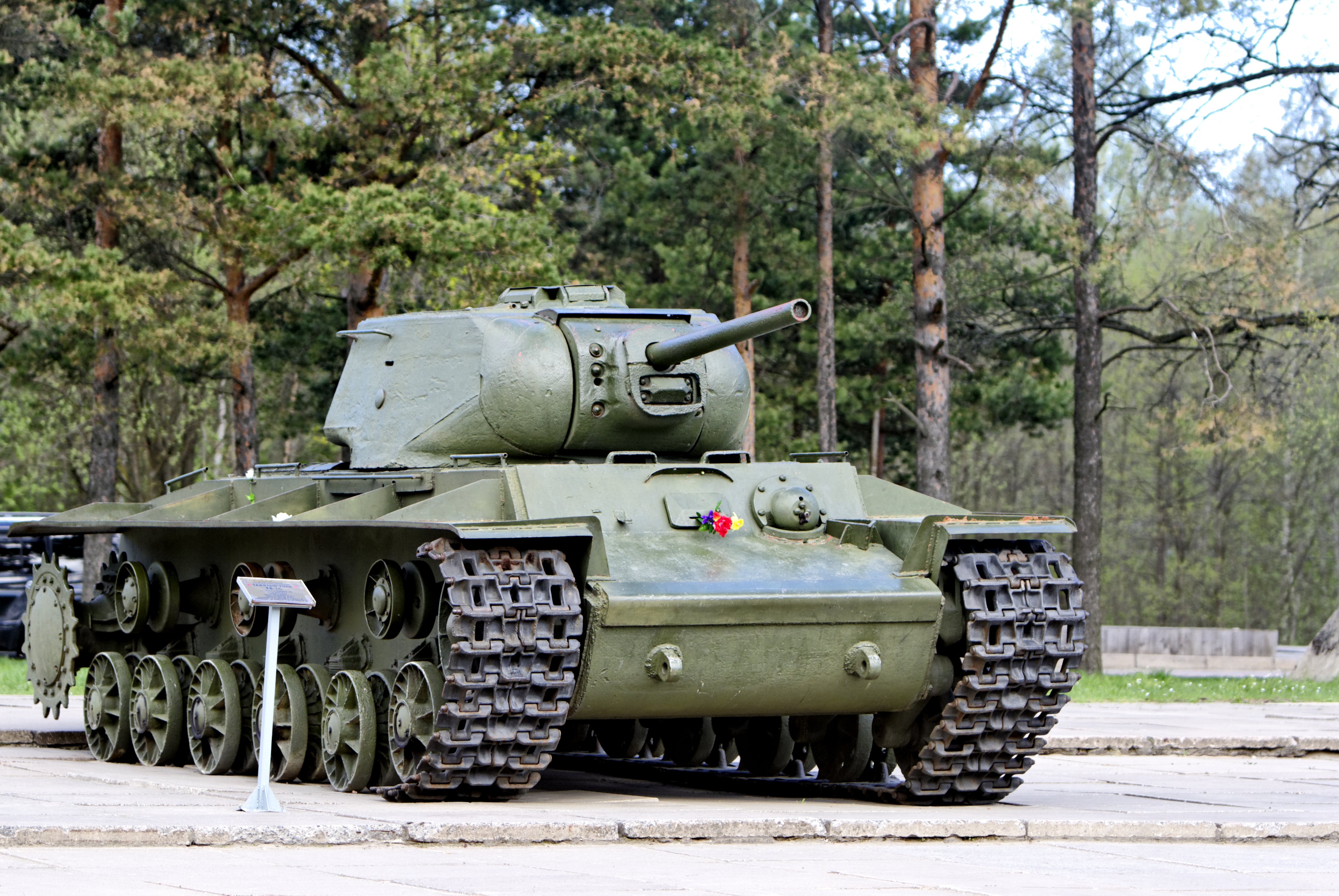 Советский тяжелый танк кв-1