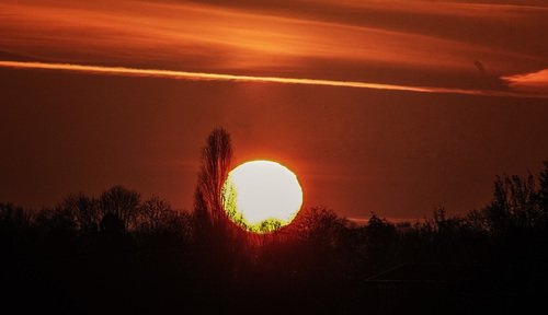 Сонечко встає і........