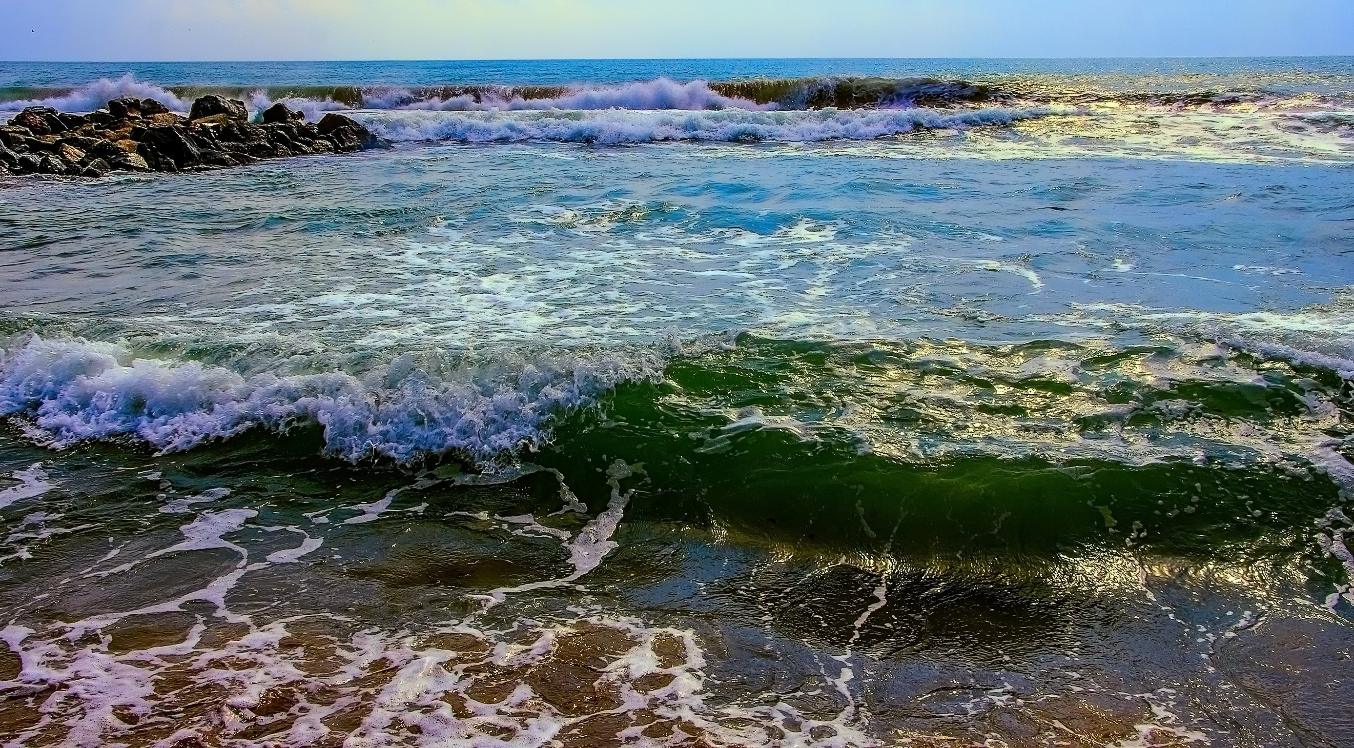 Следующее море. Изумрудная вода Баренцева моря. Черное море вода. Морской изумруд черного моря. Бирюзовая вода в черном море.