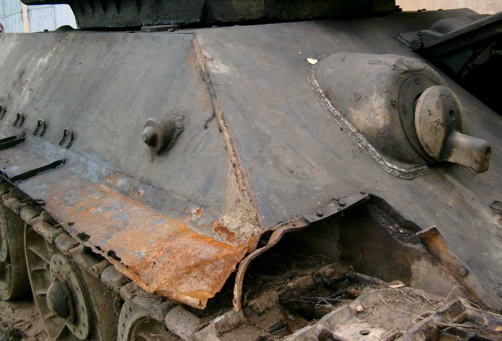 Первая болванка попала танку в лоб водителя механика загнала прямо в гроб