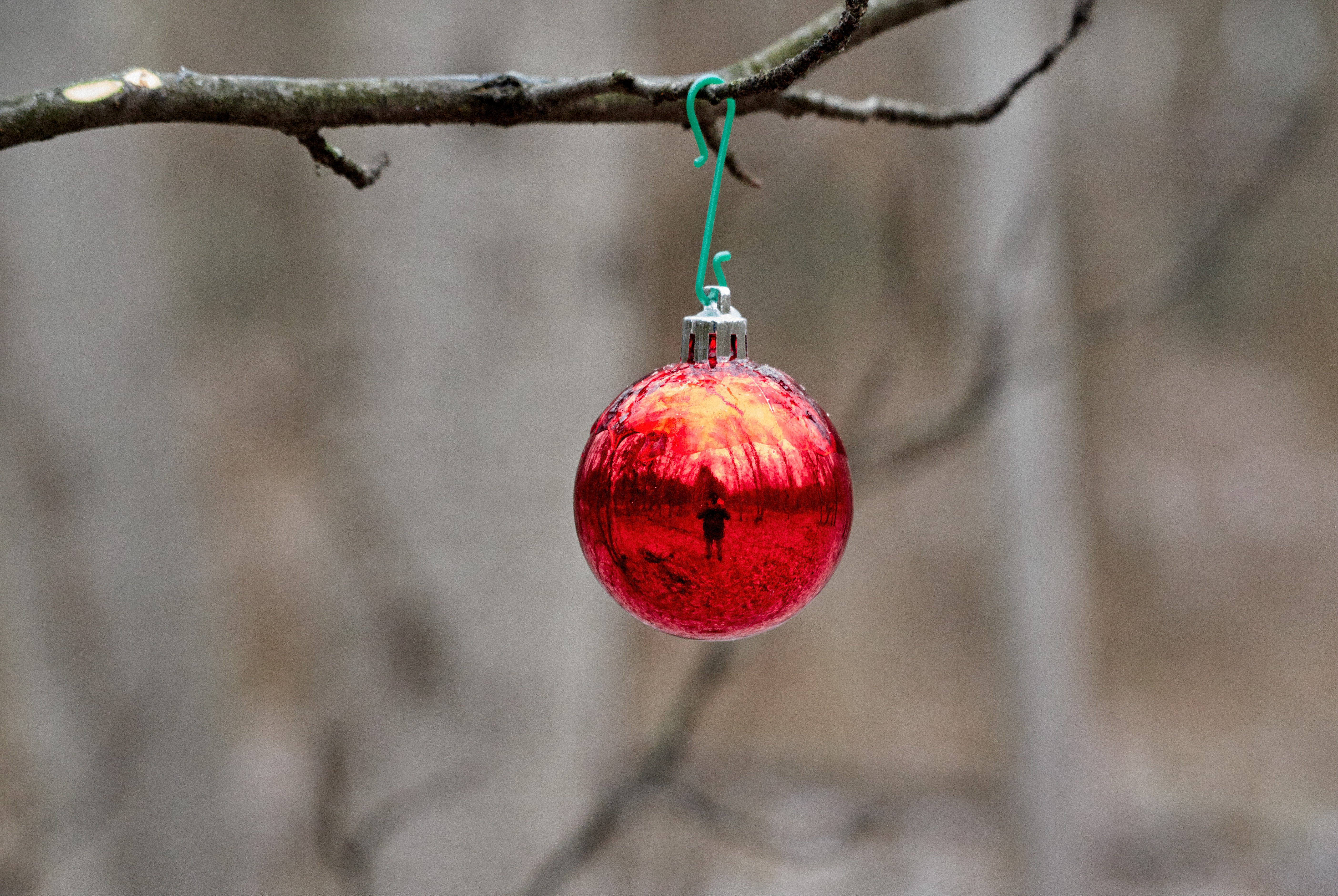 бирюзовые новогодние шары. снег фонарь. новогодние огни на улице. висят на ветках шарики волшебные фонарики. красивая зима, ель с шарами.