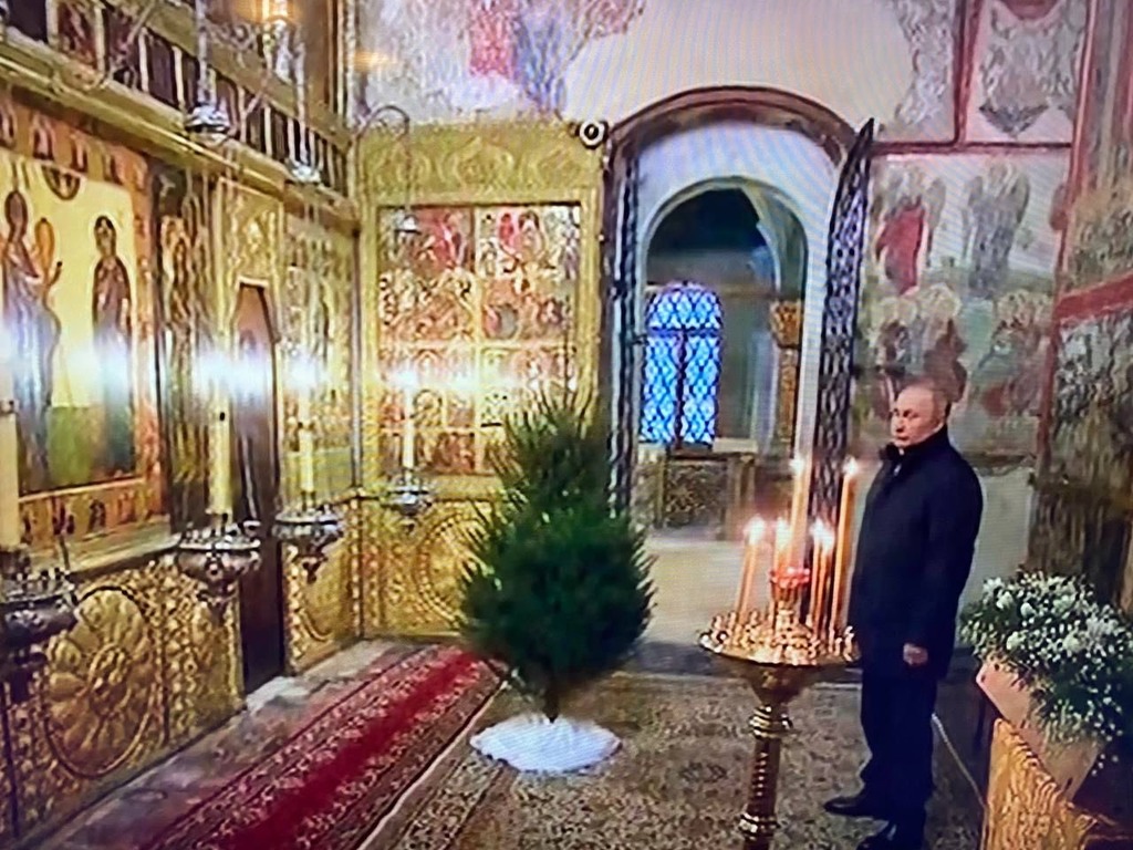 Двое в храме на Рождество: Он и Путин Опять Знаки https://fs3.fotoload.ru/f/1222/1669929533/3b8d7da8a7.jpg
