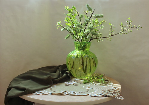 ветки в зеленой вазе