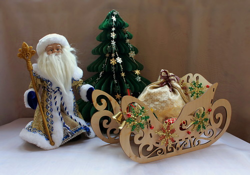 Дед Мороз и его санки с подарками